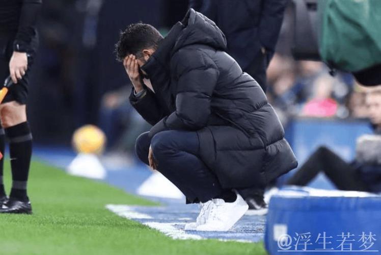 阿莫林40岁无奈蹲地!曼联1周内2场比赛失误频发 1-4惨败再添4大尴尬 阿莫林40岁无奈蹲地!曼联1周内2场比赛失误频发 1-4惨败再添4大尴尬