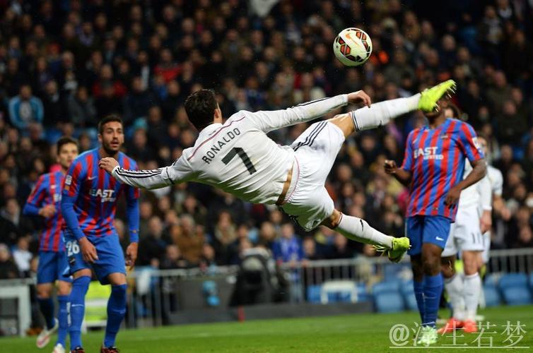 巨星凌空绝杀拯救皇马！挥拳怒吼热拥安帅场面震撼
