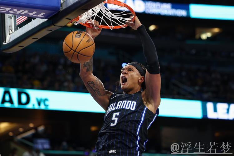 班凯罗35+10表现抢眼,浓眉手感不佳,独行侠客场逆转魔术。 班凯罗35+10表现抢眼,浓眉手感不佳,独行侠客场逆转魔术。